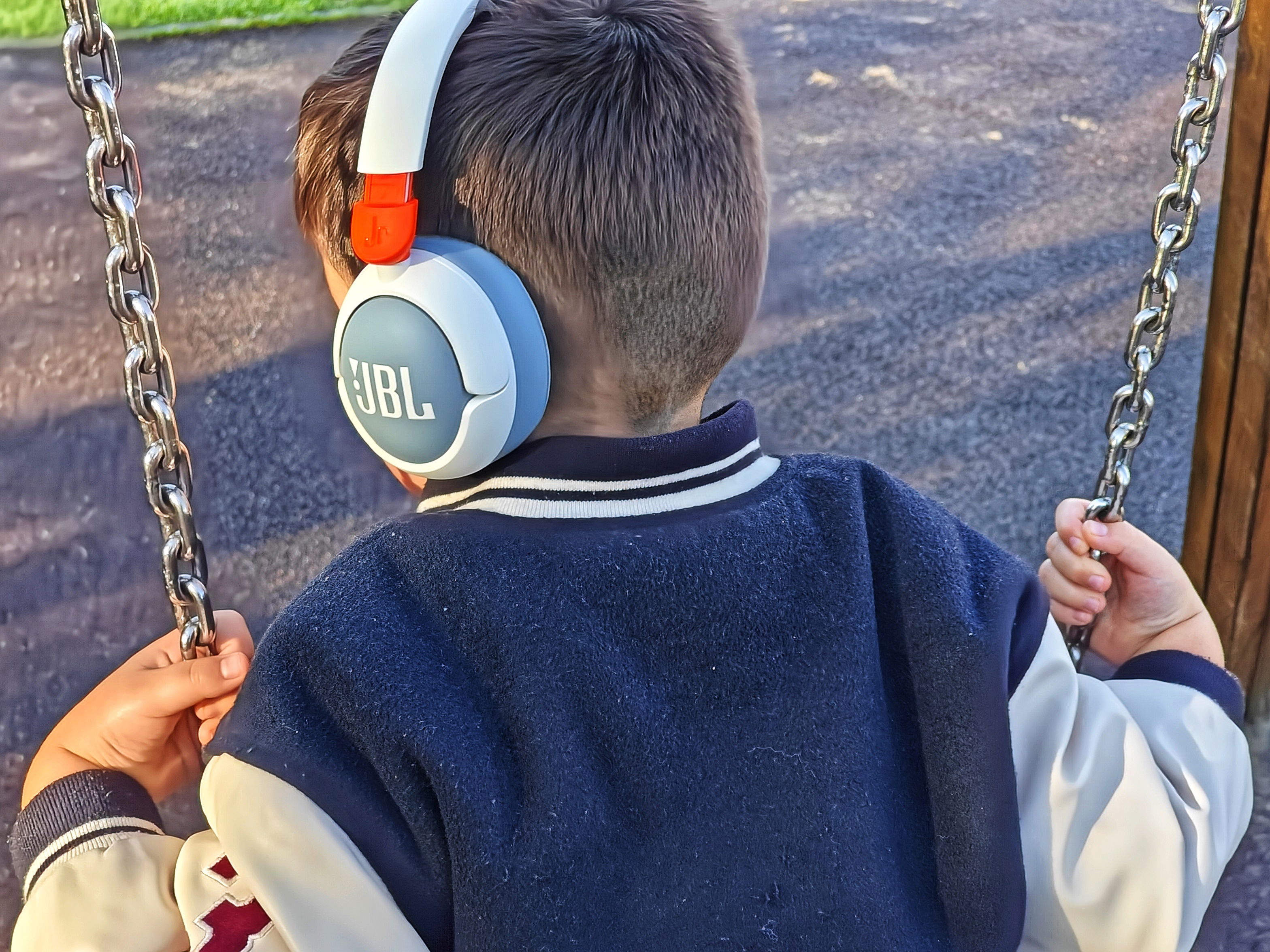 Nous analysons les JBL Junior 470NC : les écouteurs pour enfants ne sont plus des jouets