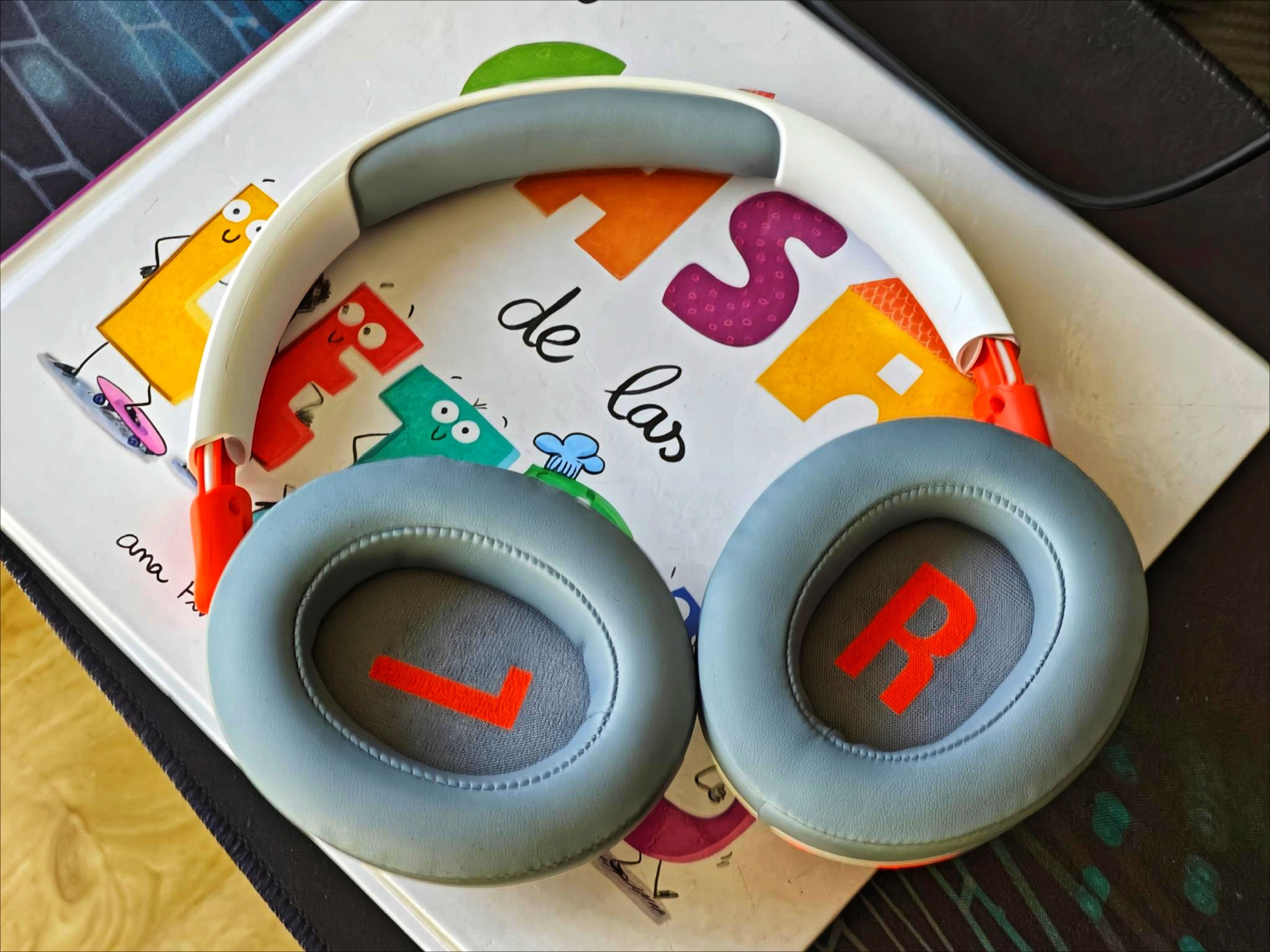 Nous analysons les JBL Junior 470NC : les écouteurs pour enfants ne sont plus des jouets