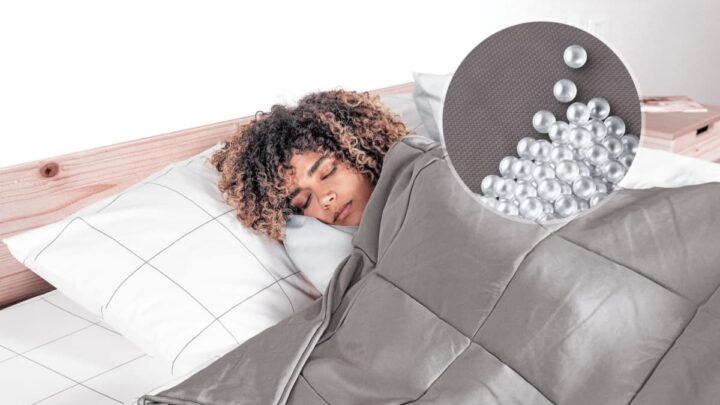 La nouvelle tendance des couvertures lestées : améliorent-elles vraiment votre sommeil ? 3 Fille dormant avec une couverture lestée, montrant les billes qui lui confèrent son poids