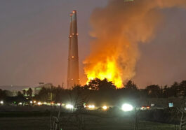 Incendie Colossal à La Plus Grande Usine De Batteries Du