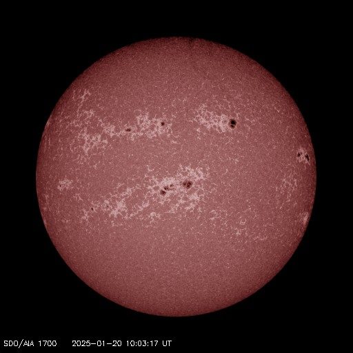Une immense tache solaire menace la Terre, mesurant 4,5 fois notre planète : risques d'aurores et de tempêtes violentes 4 Au centre, l'énorme tache solaire AR 3961 Crédit : NASA/SDO
