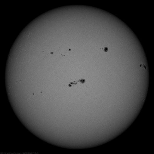 Une immense tache solaire menace la Terre, mesurant 4,5 fois notre planète : risques d'aurores et de tempêtes violentes 5 La tache solaire AR 3961 au centre. Crédit : NASA/SDO