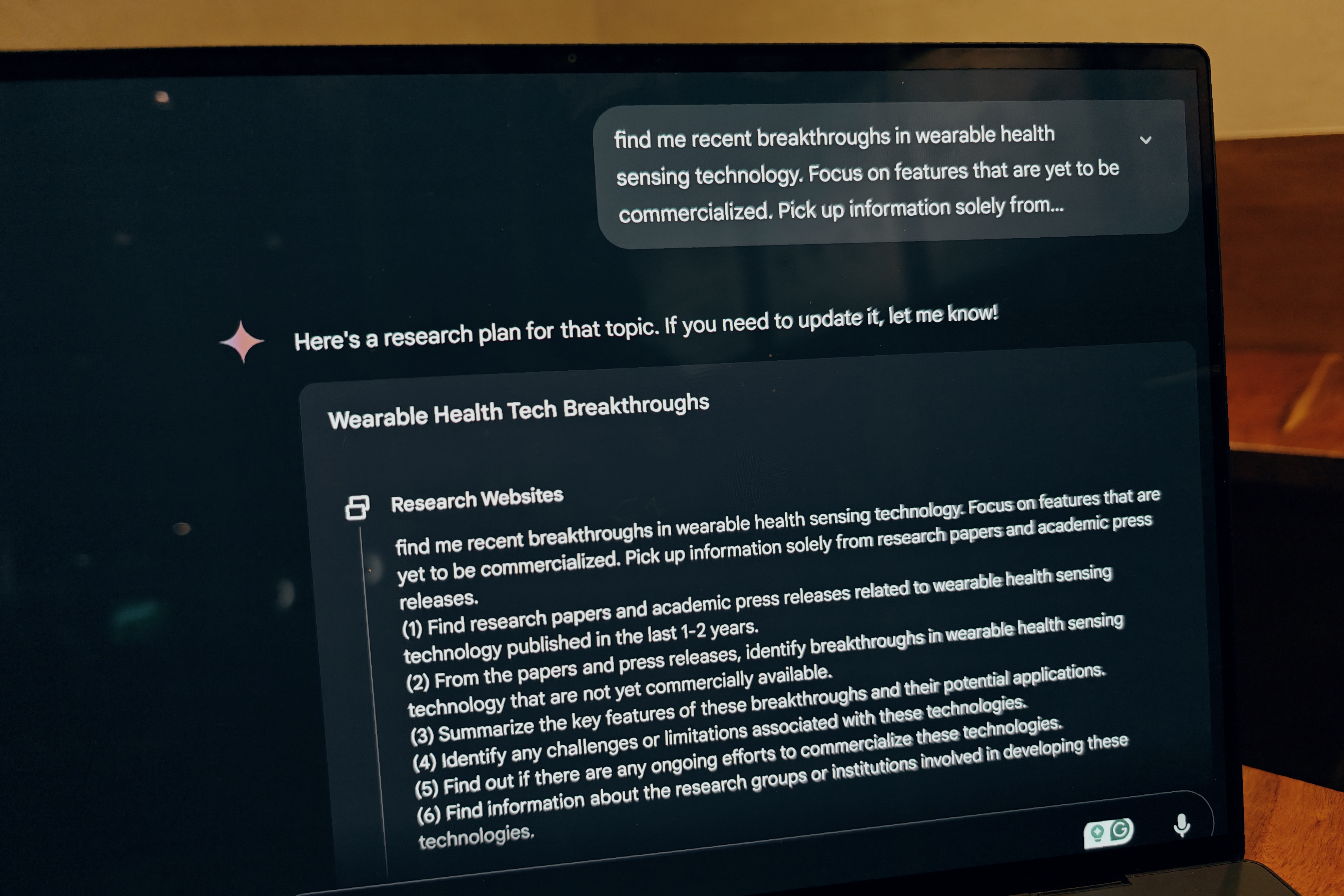 Lancement d’une recherche avec une invite vocale sur Gemini Deep Research.