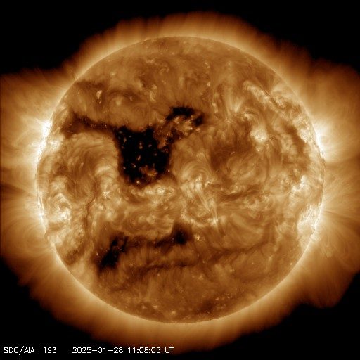 Un immense trou est apparu sur le Soleil : il est aussi grand que 60 Terre et tourne vers notre planète 3 Crédit : NASA/SDO