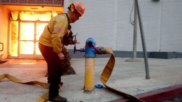 À Los Angeles, les bouches à incendie sont à sec et ce n'est pas à cause de la sécheresse : découvrez pourquoi l'eau fait défaut pour éteindre les feux 27 Un hydrant à sec alors que les flammes des incendies de Los Angeles continuent de brûler / Photo Getty Images