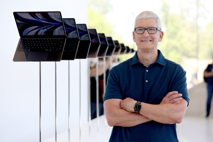 Apple M5 : tout ce que vous devez savoir sur la puce de nouvelle génération d'Apple 2 Le PDG d'Apple, Tim Cook, regarde un affichage du tout nouveau MacBook Air redesigné lors de la WWDC22