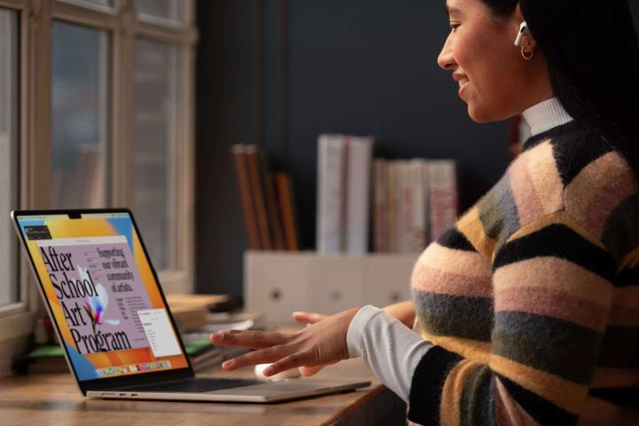 Apple M5 : tout ce que vous devez savoir sur la puce de nouvelle génération d'Apple 3 Une femme travaillant sur un MacBook Air 2023 avec puce M2.