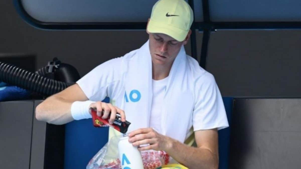 Ce que nous savons sur le mal-être de Sinner aux Australian Open : des tremblements de la main droite aux vertiges 2 Immagine