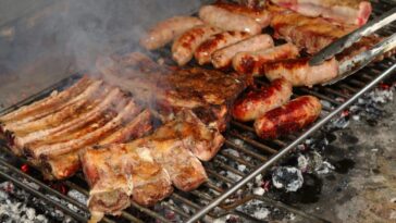 Ce que révèle l'étude sur l'impact d'une alimentation riche en viande rouge sur la santé cérébrale : quel est l'augmentation du risque de démence 25 Des preuves scientifiques croissantes montrent qu'un régime riche en viande rouge, en particulier celle transformée, comme les saucisses, les charcuteries et la mortadelle, augmente le risque de développer une démence au cours de la vie / Photo iStock
