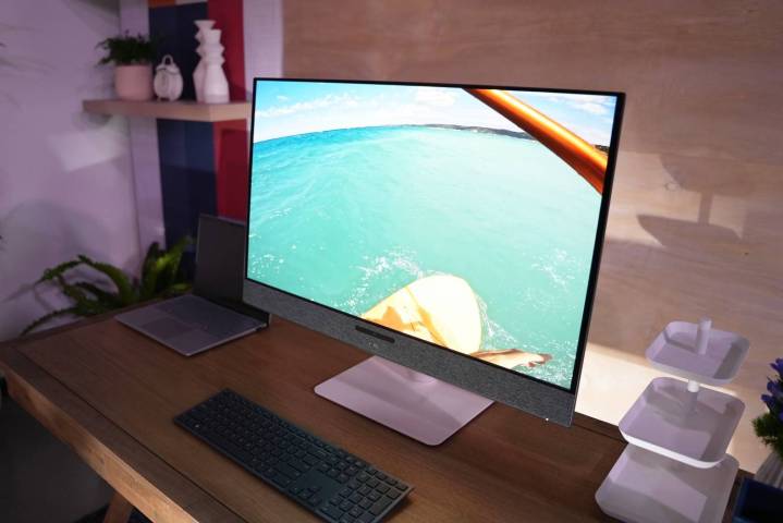 Ces 3 tendances de moniteurs ont fait sensation au CES et ont surpris tout le monde 2 Le Dell Plus 32 sur un bureau.