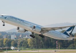 Cet avion a décollé en 2025 et est arrivé à destination en 2024 : comment est-ce possible ? 50 Un Boeing 777 de Cathay Pacific