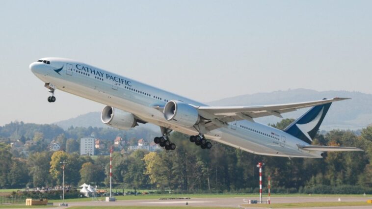 Cet avion a décollé en 2025 et est arrivé à destination en 2024 : comment est-ce possible ? 1 Un Boeing 777 de Cathay Pacific