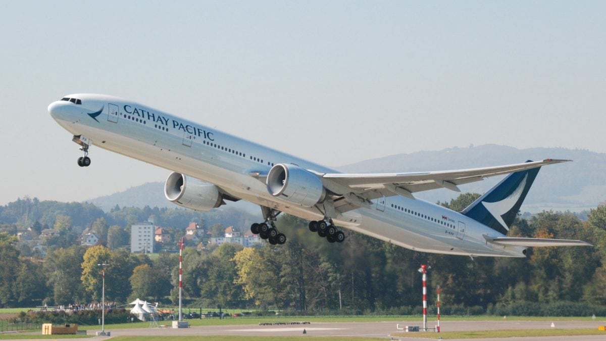 Cet avion a décollé en 2025 et est arrivé à destination en 2024 : comment est-ce possible ? 2 Un Boeing 777 de Cathay Pacific