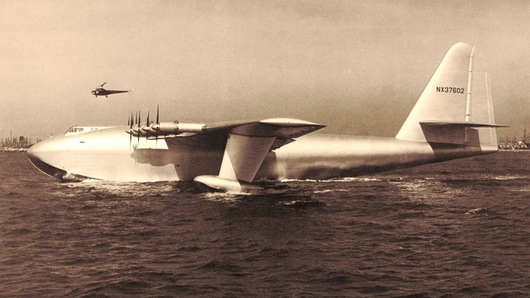 Cet énorme avion pouvait aussi naviguer sur les mers, mais n'a volé qu'une seule fois 2 Cet immense avion pouvait également traverser les mers, mais n'a volé qu'une seule fois