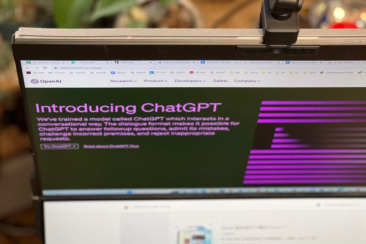 ChatGPT fait ses premiers pas dans le monde des agents d'IA 2 Le blog d'OpenAI sur ChatGPT ouvert sur un ordinateur, vu d'un angle élevé.