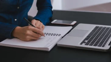 Comment tirer parti des meilleurs outils d'IA pour créer des notes efficaces