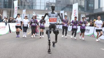 Des robots s'affrontent aux humains lors du semi-marathon de Pékin ! 23 Des Robots S'affrontent Aux Humains Lors Du Semi Marathon De Pékin