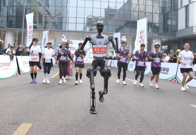 Des robots s'affrontent aux humains lors du semi-marathon de Pékin ! 1 Des Robots S'affrontent Aux Humains Lors Du Semi Marathon De Pékin