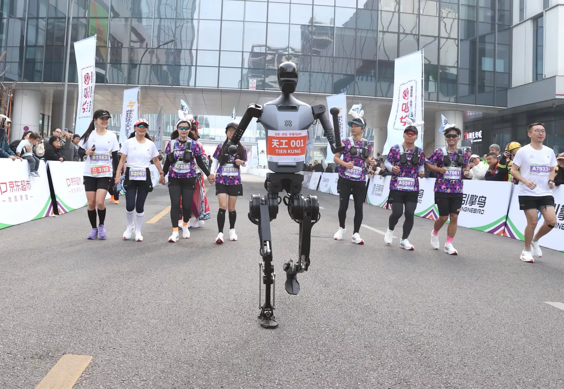 des-robots-s-affrontent-aux-humains-lors-du-semi-marathon-de-p-kin