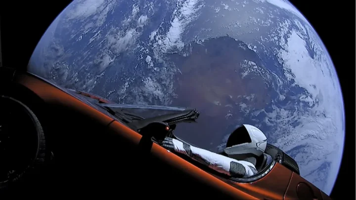 Extraterrestre fabriqué par l'homme ! Le Tesla Roadster confondu avec un astéroïde 2 Extraterrestre fabrique par lhomme Le Tesla Roadster confondu avec.webp