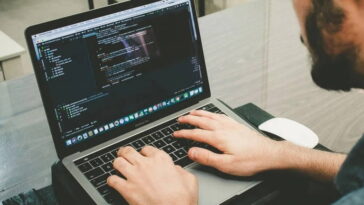 Il a licencié les programmeurs de son entreprise pour les remplacer par de l'IA. Maintenant, il cherche des ingénieurs logiciels sur LinkedIn