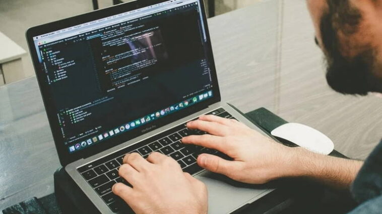 Il a licencié les programmeurs de son entreprise pour les remplacer par de l'IA. Maintenant, il cherche des ingénieurs logiciels sur LinkedIn 1 Il a licencié les programmeurs de son entreprise pour les remplacer par de l'IA. Maintenant, il cherche des ingénieurs logiciels sur LinkedIn