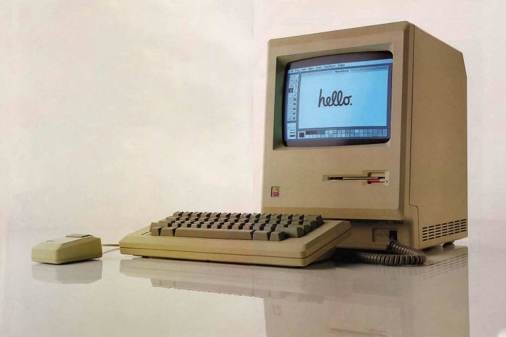 Il y a 40 ans, Apple a marqué l'histoire de l'édition sur ordinateur ! 2 Un classique Apple Macintosh affiche un salut amical à l'écran.