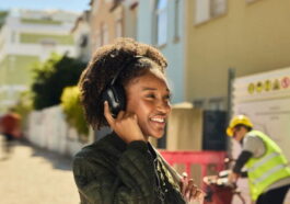 JBL présente les nouveaux Tour One M3 et son transmetteur Smart Tx : la révolution des écouteurs à arceau
