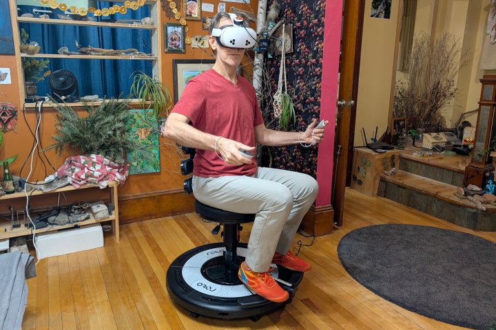 J'ai testé trois nouveaux gadgets VR qui rendent le Quest 3 et 3S encore plus impressionnants 2 Alan Truly spins in place on a RotoVR Explorer while playing DigVR.