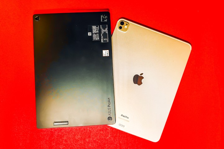 Je regrette d'avoir acheté l'iPad Pro. Cette tablette Windows étonnante m'a ouvert les yeux sur pourquoi 5 Asus ProArt PZ13 tablet resting above an iPad Pro.