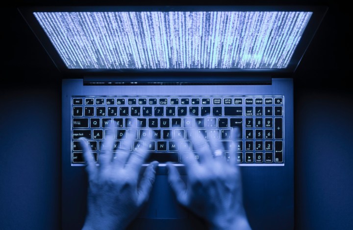 L'IA riposte à la cybersécurité en utilisant ses propres armes 2 Mains sur un ordinateur portable.