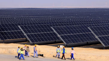 La plus grande centrale solaire de la planète Terre est maintenant en service et elle est impressionnante 28 La plus grande centrale solaire du monde vient d'être lancée et est impressionnante