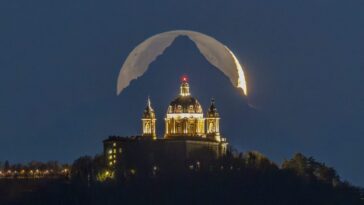 Le Piémont et la magie du ciel à travers les superbes clichés de Valerio Minato, récompensé par la NASA 3 Le triple alignement entre la basilique de Superga, le Monviso et le croissant de Lune. Crédit : Valerio Minato