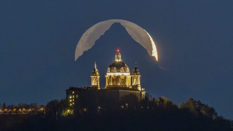 Le Piémont et la magie du ciel à travers les superbes clichés de Valerio Minato, récompensé par la NASA 1 Le triple alignement entre la basilique de Superga, le Monviso et le croissant de Lune. Crédit : Valerio Minato