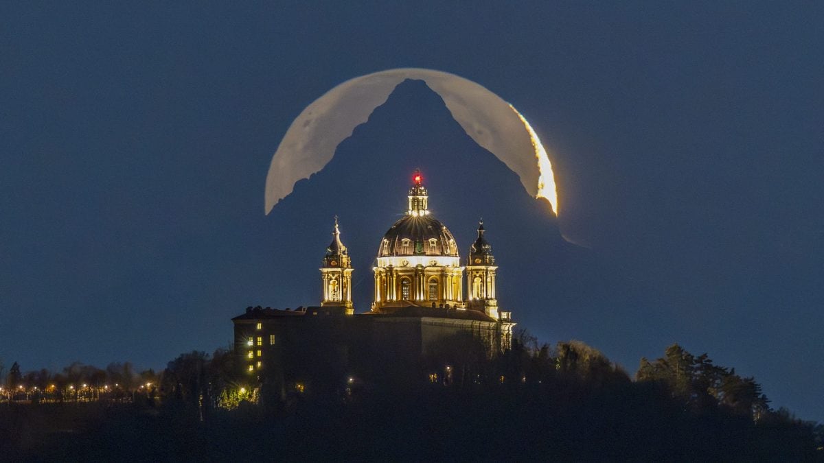 Le Piémont et la magie du ciel à travers les superbes clichés de Valerio Minato, récompensé par la NASA 2 Le triple alignement entre la basilique de Superga, le Monviso et le croissant de Lune. Crédit : Valerio Minato