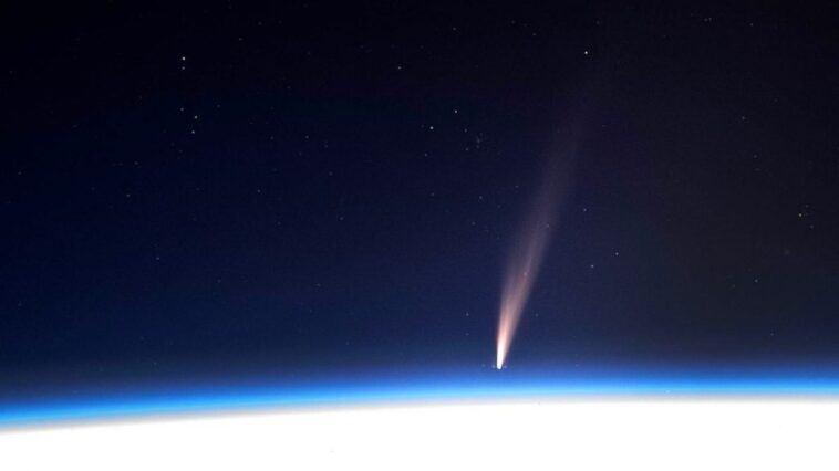 Le Soleil a anéanti la comète C/2024 G3 (ATLAS) : découvrez les images éblouissantes de sa "mort" 1 La comète C/2024 G3 (ATLAS) photographiée par la Station Spatiale Internationale. Crédit : NASA / Don Pettit