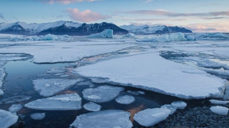 Le carbone piégé sous la glace de l'Arctique menace de s'échapper dans l'atmosphère : quelles en seront les conséquences ? 1 Image