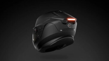 Ce casque de moto futuriste a une IA et promet d'éliminer les angles morts 4 Le casque de moto futuriste intègre de l'IA et promet d'éliminer les angles morts.