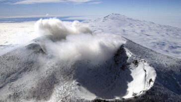 Le dégel des glaces « réveille » plus de 100 volcans en Antarctique : une menace grave 8 Vista aerea del Monte Erebus in Antartide, il vulcano attivo più meridionale del pianeta. Credit: NSF/Josh Landis