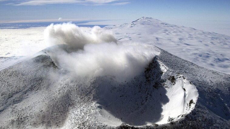 Le dégel des glaces « réveille » plus de 100 volcans en Antarctique : une menace grave 1 Vista aerea del Monte Erebus in Antartide, il vulcano attivo più meridionale del pianeta. Credit: NSF/Josh Landis