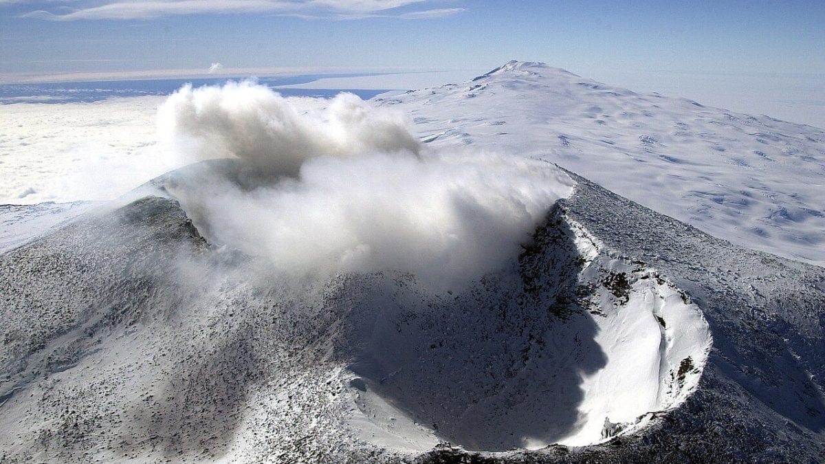 Vista aerea del Monte Erebus in Antartide, il vulcano attivo più meridionale del pianeta. Credit: NSF/Josh Landis