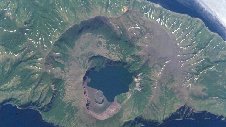 Le jour où le Soleil est devenu bleu : enfin, nous savons ce qui l'a provoqué 1 NASA Johnson Space Center | Le cratère Zavaritskii, sur l'île de Simushir, îles Kouriles