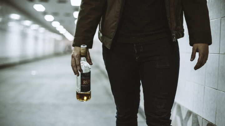 Le plus grand et le plus solide des études révèle 15 facteurs augmentant le risque de démence précoce 4 Boisson alcoolisée