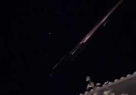 Les capteurs sismiques utilisés pour détecter une menace différente : la chute des débris spatiaux 53 Débris spatiaux brûlant dans le ciel du Nord de la France le 27 août 2024, dus au retour de l'un des satellites du réseau Starlink d'Elon Musk / Crédit Bernhard Heinzle /X.com