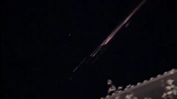 Les capteurs sismiques utilisés pour détecter une menace différente : la chute des débris spatiaux 6 Débris spatiaux brûlant dans le ciel du Nord de la France le 27 août 2024, dus au retour de l'un des satellites du réseau Starlink d'Elon Musk / Crédit Bernhard Heinzle /X.com