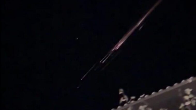 Les capteurs sismiques utilisés pour détecter une menace différente : la chute des débris spatiaux 1 Débris spatiaux brûlant dans le ciel du Nord de la France le 27 août 2024, dus au retour de l'un des satellites du réseau Starlink d'Elon Musk / Crédit Bernhard Heinzle /X.com