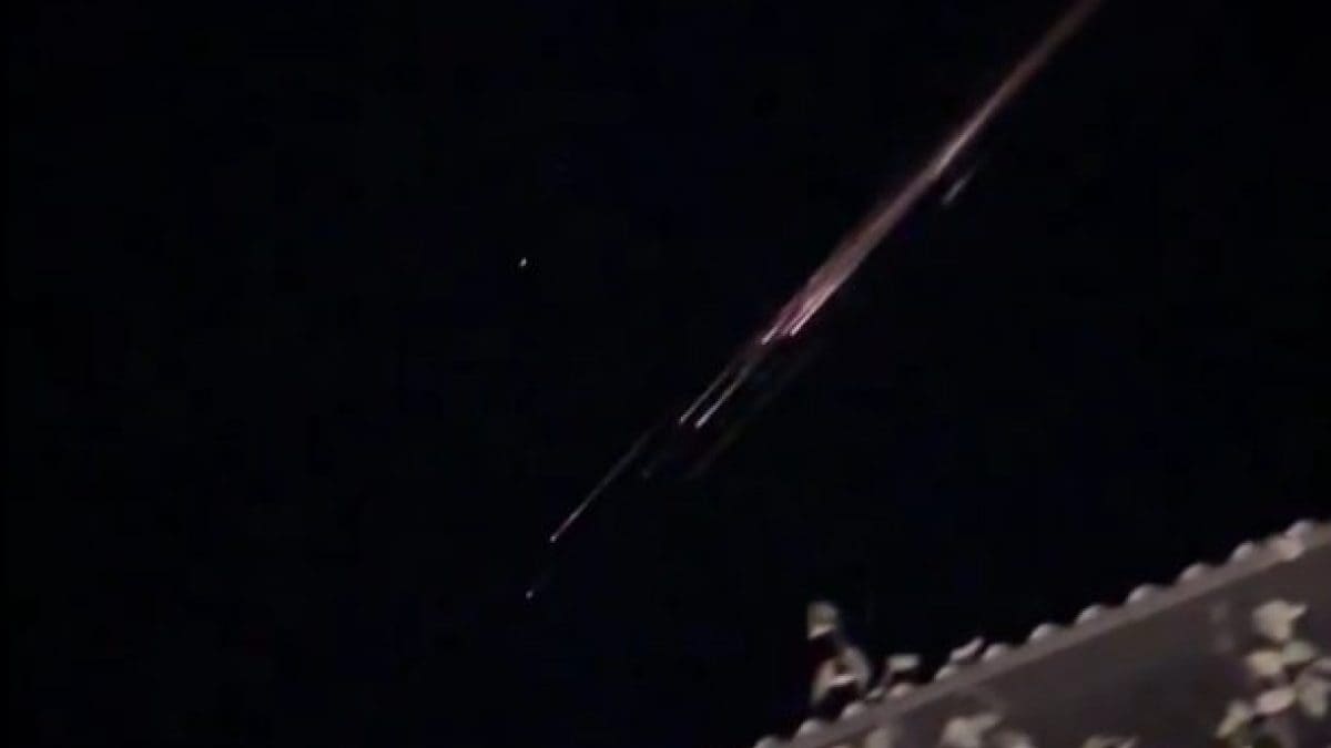 Les capteurs sismiques utilisés pour détecter une menace différente : la chute des débris spatiaux 2 Débris spatiaux brûlant dans le ciel du Nord de la France le 27 août 2024, dus au retour de l'un des satellites du réseau Starlink d'Elon Musk / Crédit Bernhard Heinzle /X.com