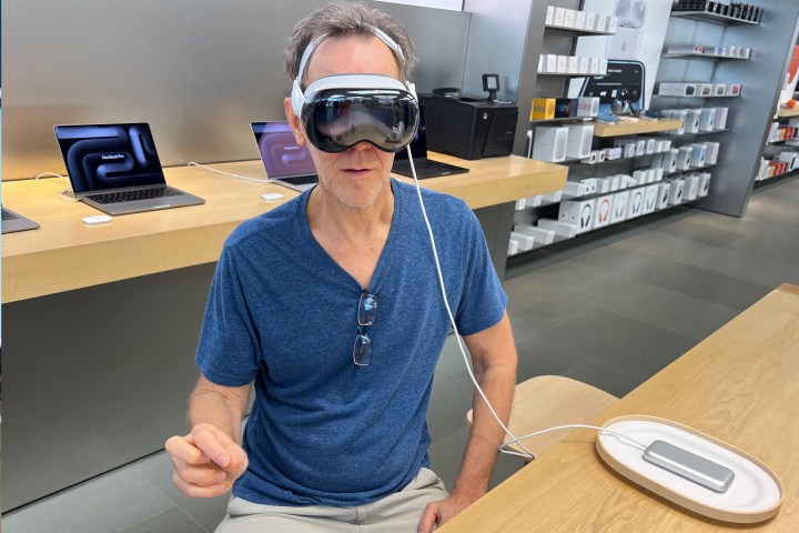 Les casques XR s'apprêtent à connaître une année décisive déterminante ! 2 Alan Truly enjoys the Apple Vision Pro's look and pinch user interface.