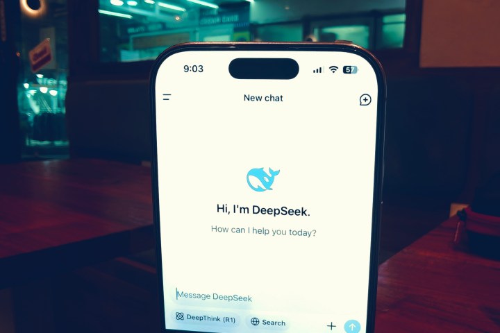 Microsoft a déjà sa cible juridique braquée sur DeepSeek 2 DeepSeek AI running on an iPhone.
