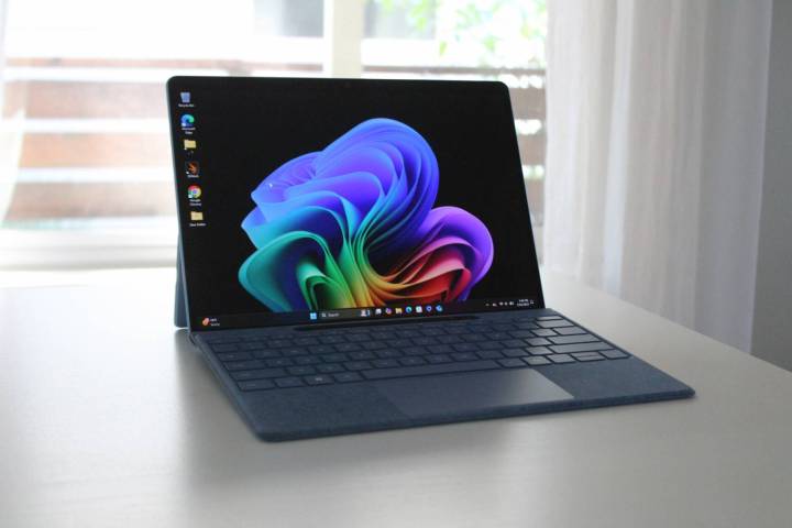 Microsoft confirme un bug audio affectant plusieurs versions de Windows 2 Le Surface Pro 11 sur une table blanche devant une fenêtre.